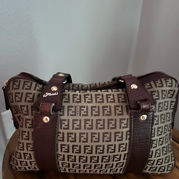 Fendi Shoulder Bag VINTAGE EXCELLENT CONDITION

AUTHENTIC - Picture 4 of 13